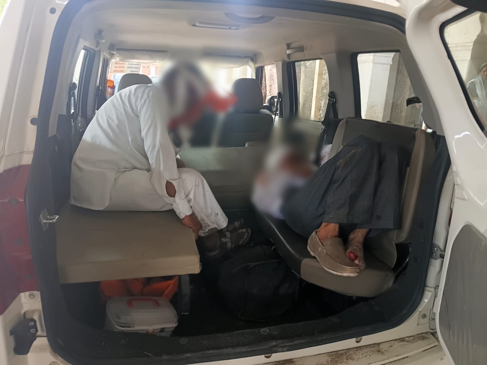 रतलाम के थाना सैलाना क्षेत्र में दो मोटर साईकिल की आपसी में भिड़ंत घायल हुए दो बुजुर्ग व्यक्तियों को, डायल-112 जवानों ने पहुँचाया अस्पताल।